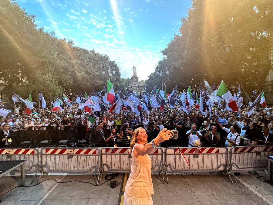 Giorgia Meloni a Cagliari: “Via il reddito di cittadinanza, l’immigrazione favorisce i potenti”
