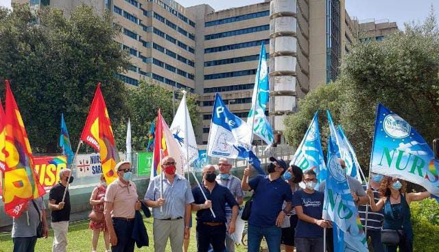 Cagliari, sanità nel caos: i lavoratori del Brotzu si fermano e protestano per 24 ore
