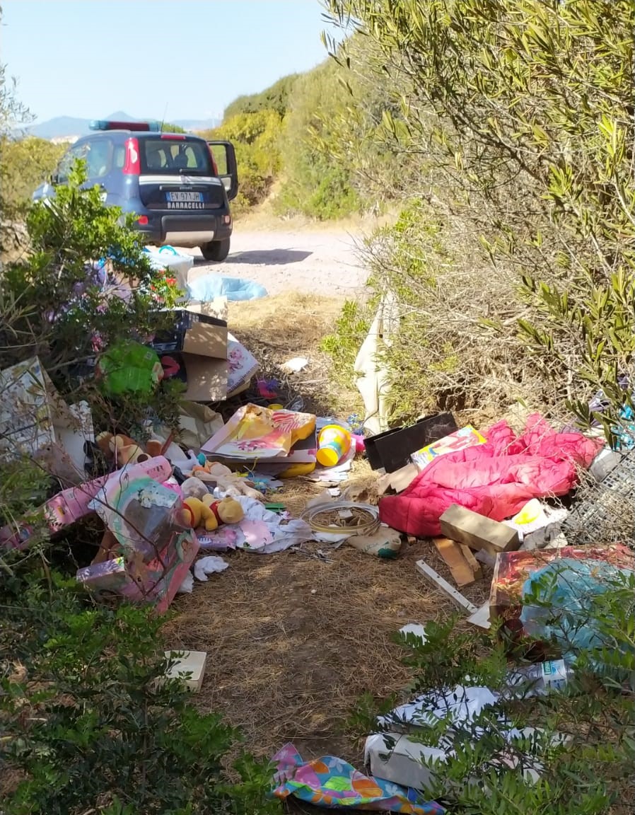 Abbandono di rifiuti ad Alghero, i Barracelli scovano e multano il trasgressore