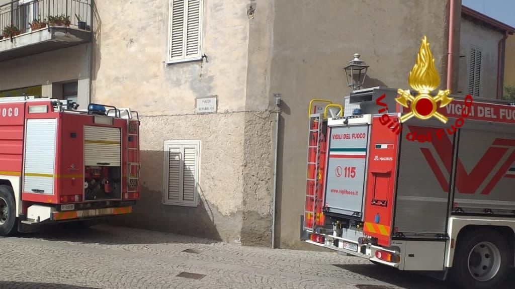 Paura a Isili, le fiamme avvolgono una casa disabitata e sfiorano alcune bombole di gpl