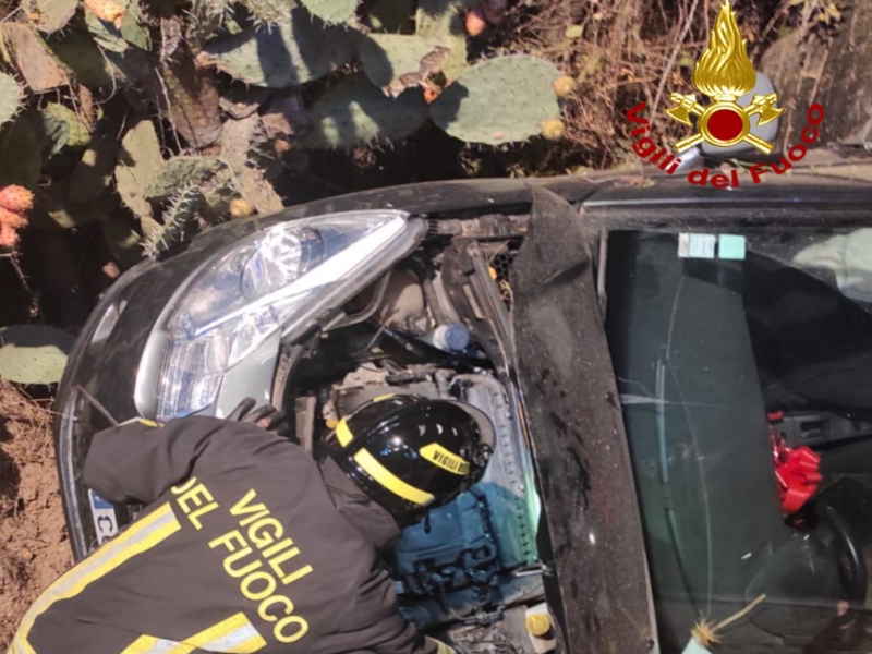 Vola fuori strada con l’auto sulla Ss 125, ottantunenne illeso per miracolo