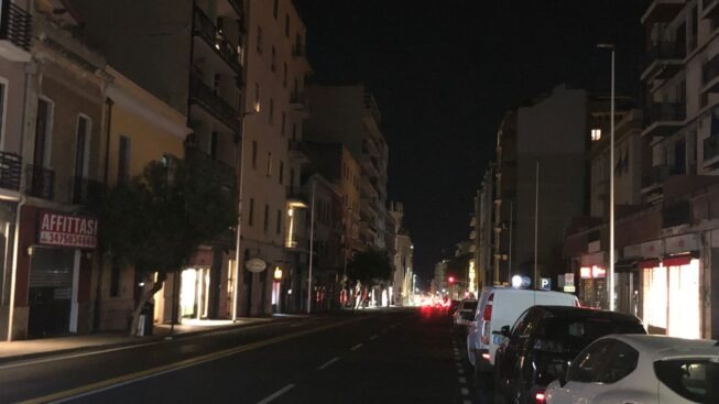 Incubo bollette, i paesi in Sardegna spengono le prime luci: taglio all’illuminazione anche a Cagliari