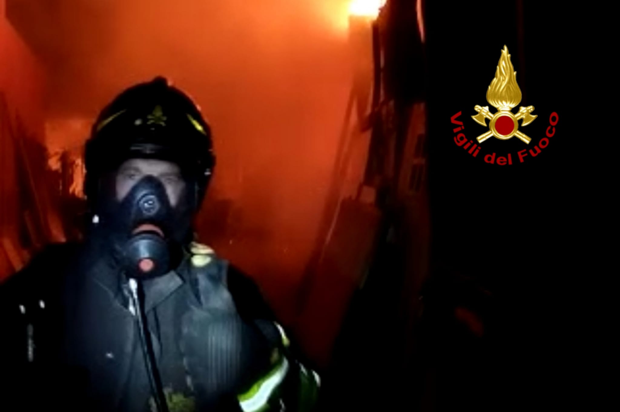 Vasto incendio a Selargius, in fiamme auto e rifiuti: ferito un uomo