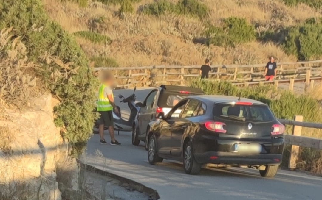 Cagliari, tensione a Calamosca: parcheggiatori abusivi bloccano la strada