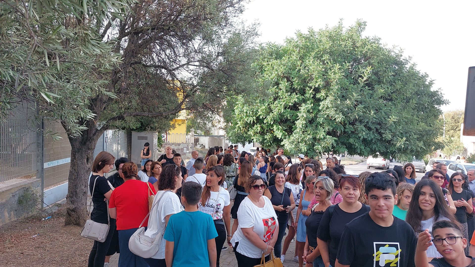 Prof e alunni in rivolta a Sinnai: “Scuola da abbattere, lasciati senza mensa e palestra coperta”