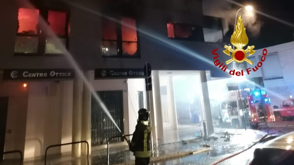 Cagliari, incendio in uno studio medico in via Mameli: 6 mezzi dei vigili del fuoco sul posto