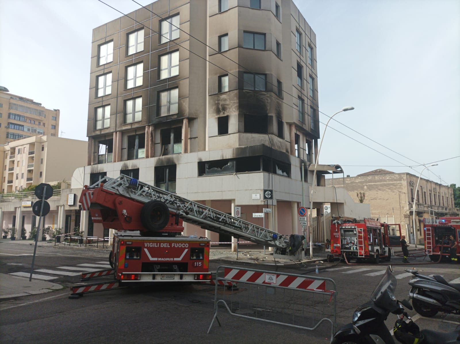 Devastante incendio a Cagliari, distrutto lo studio dentistico Falconi: inceneriti macchinari e poltrone