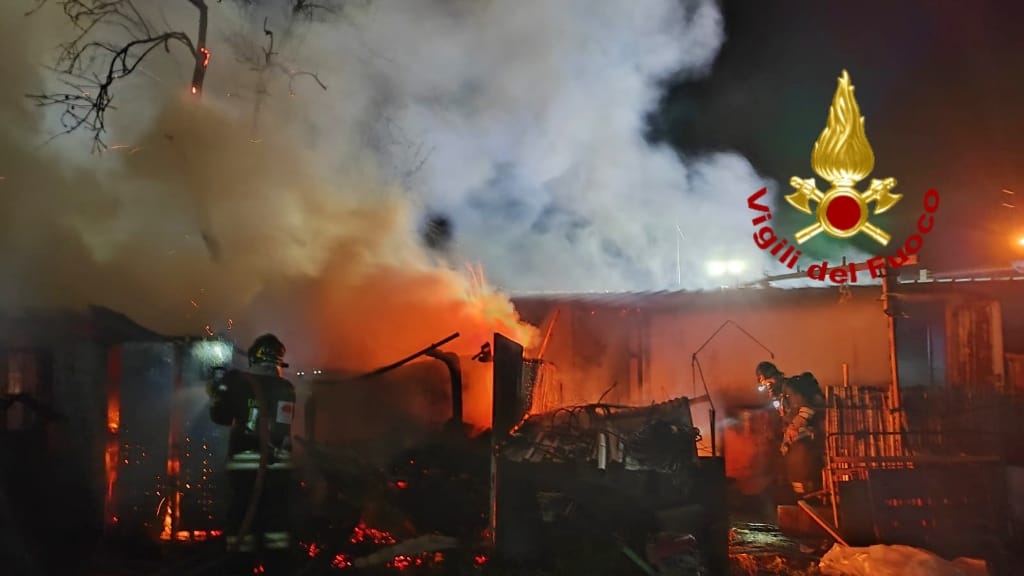 Fiamme in un deposito di legname a Carbonia, salvata dal rogo un’abitazione vicina