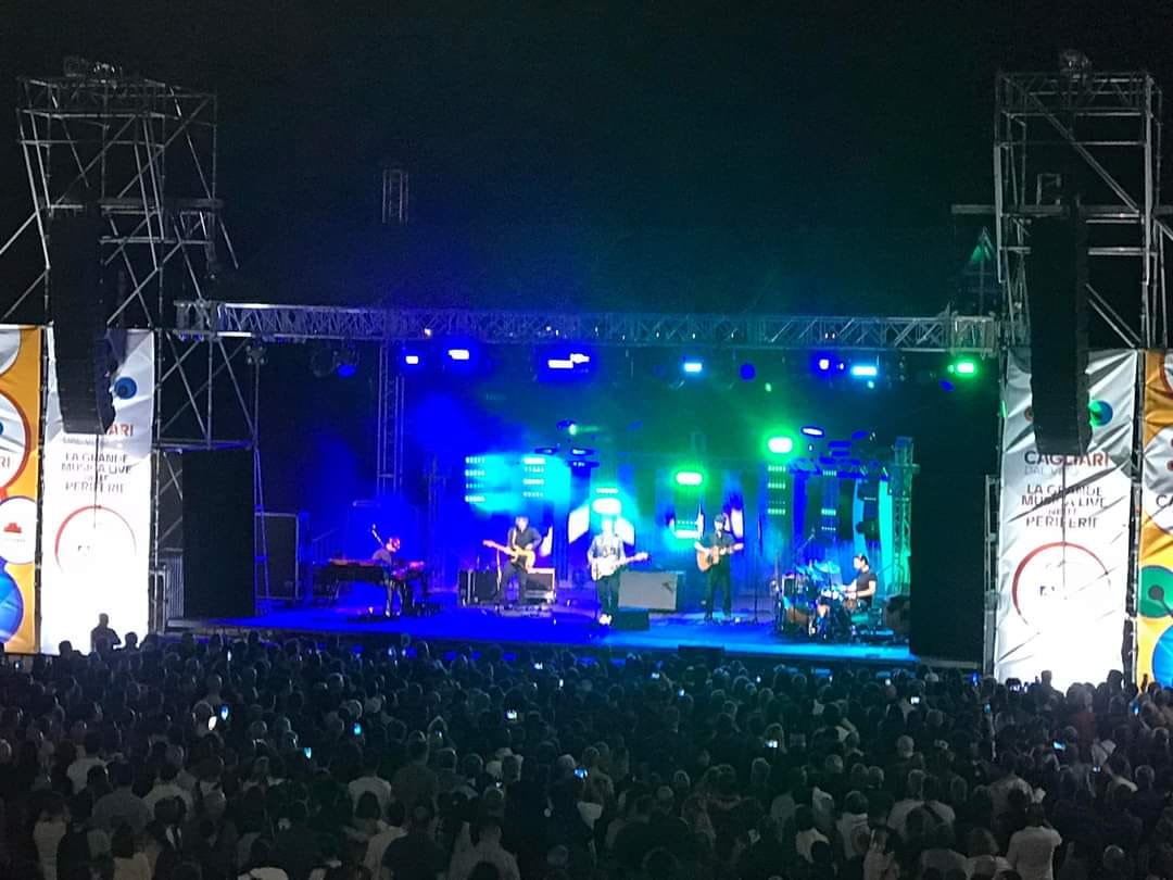 Cagliari, musica a Sant’Elia: folla sul lungomare per il concerto gratuito di Max Gazzè