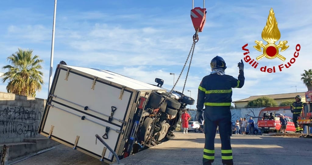 Terralba, si rovescia un furgone carico di carne: intervengono i vigili del fuoco