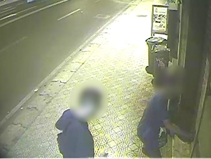 Raid nella notte in via Roma a Cagliari, i negozianti ai vandali: “Risarciteci o vi denunciamo”