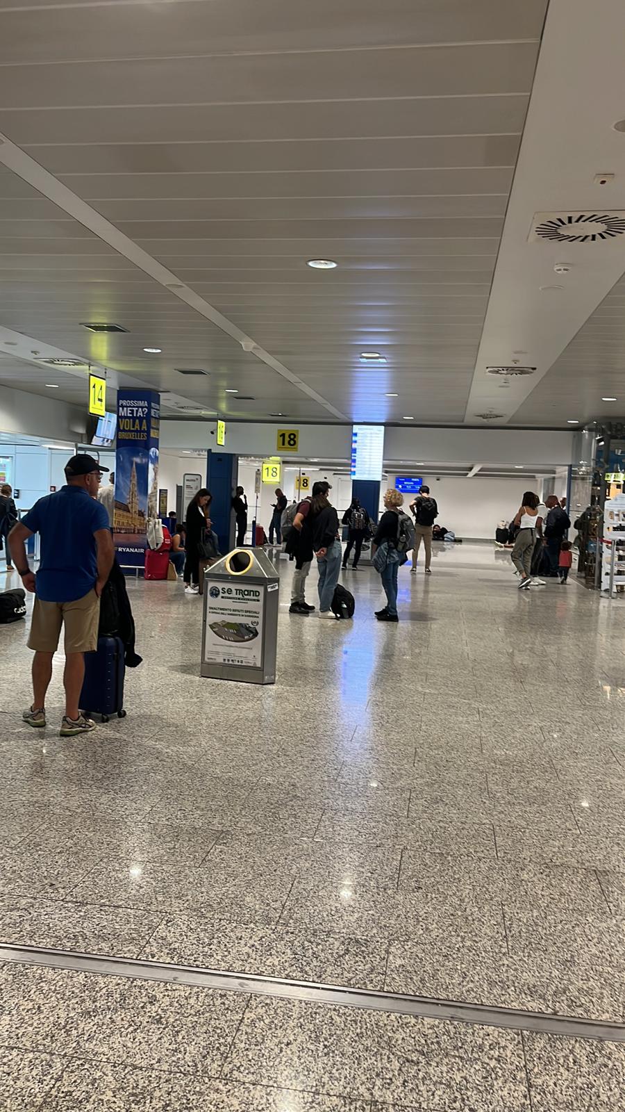 Due ore di ritardo sul Ryanair Cagliari-Milano, a Elmas passeggeri esasperati