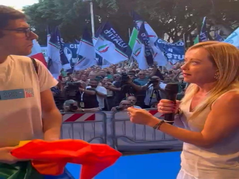 Giorgia Meloni contestata a Cagliari da un ragazzo con la bandiera arcobaleno: “Siamo tutti uguali”