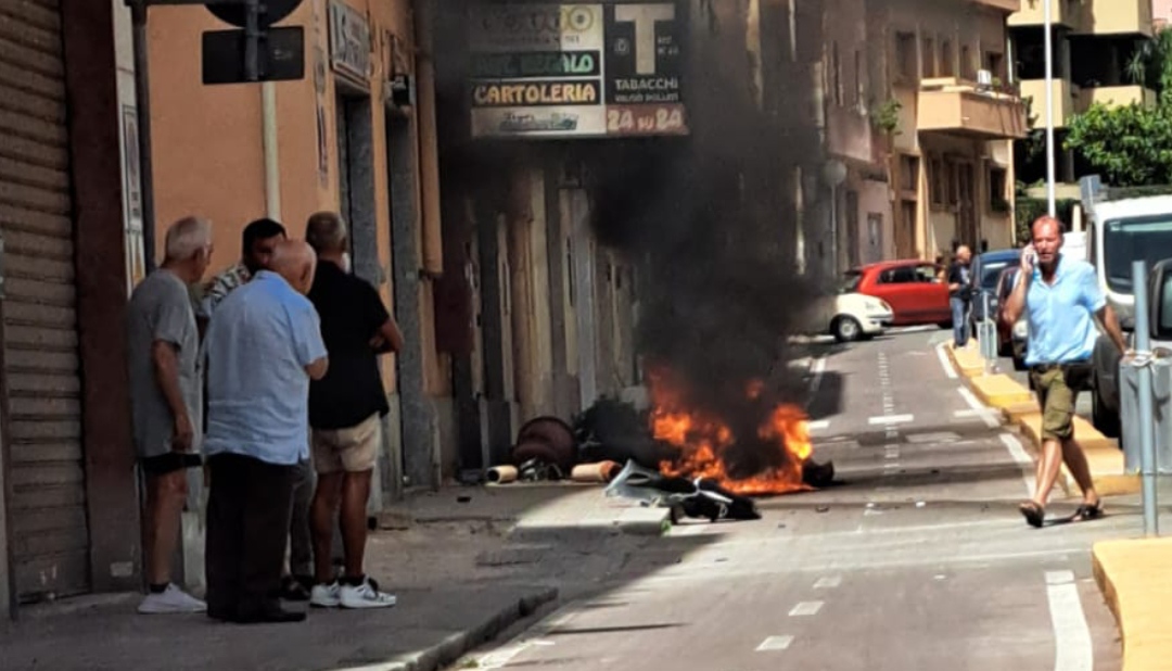 Terribile incidente a Cagliari, moto in fiamme dopo lo scontro con un’auto: un ferito grave