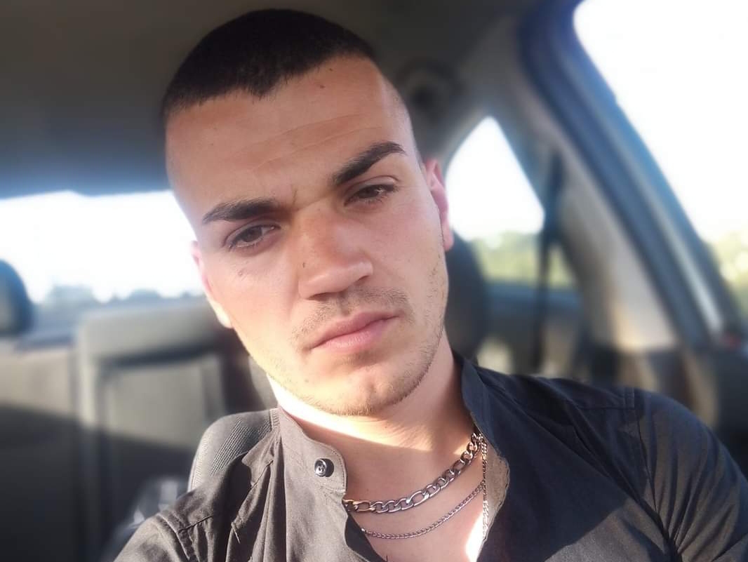 Sant’Anna Arresi, il dolore dei parenti per il giovane morto nell’auto contro il costone: “Addio, Tudor Daniel”