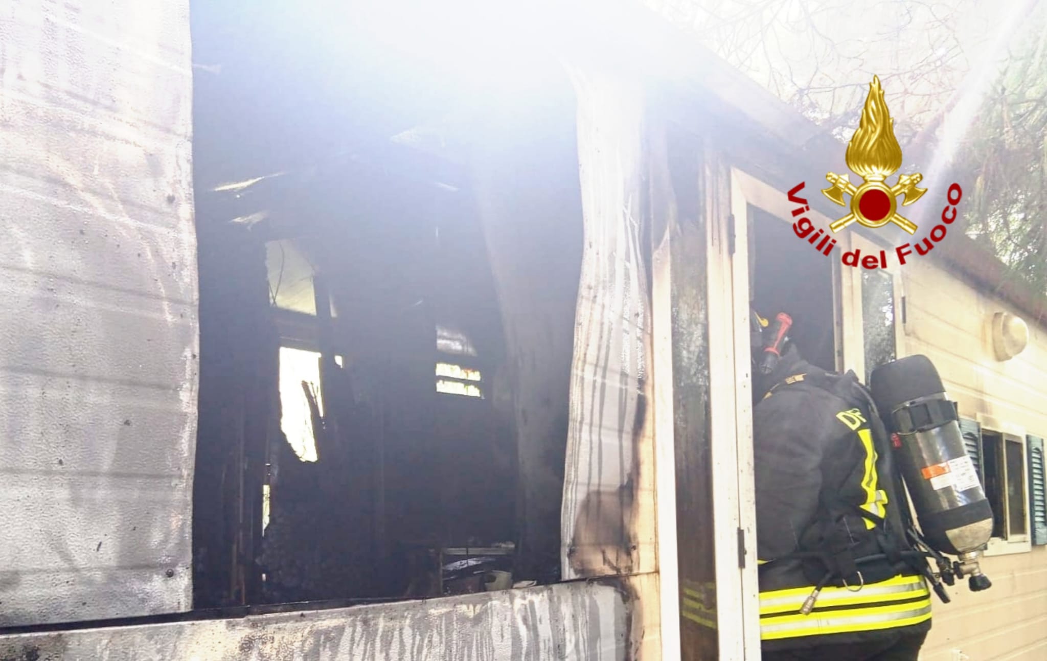 Paura a Pula, un corto circuito manda a fuoco una casa mobile
