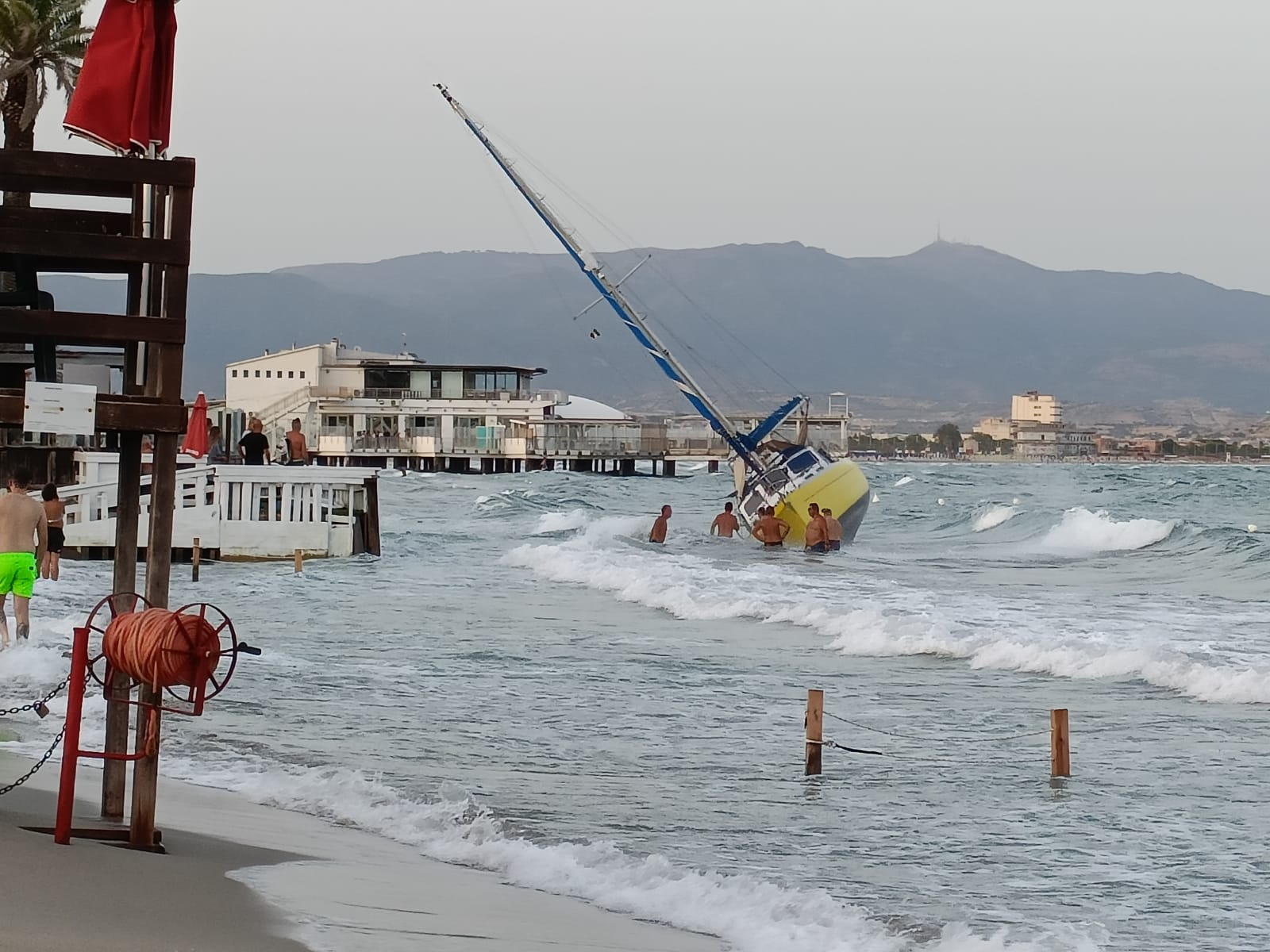 Paura fra i bagnanti davanti al D’Aquila, una barca si spiaggia e rischia di travolgere tutto