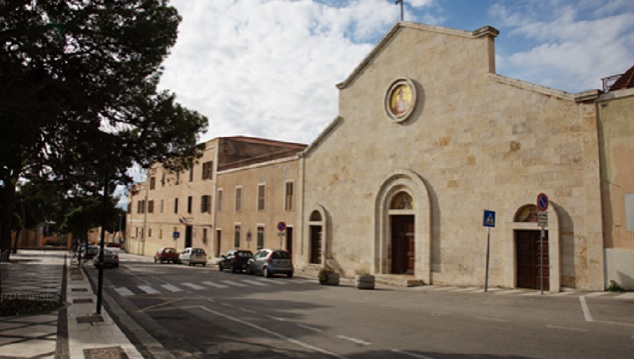 Cagliari, paura a Stampace: minorenne minacciata con un coltello, colpita e scippata