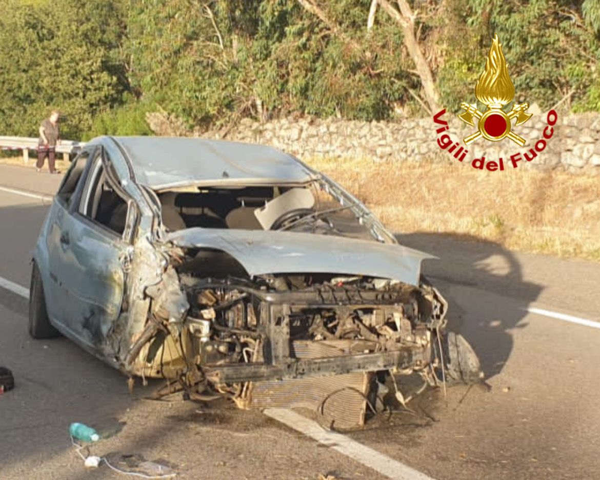 Tragedia a Silanus, scontro frontale tra auto e furgone: muore un 22enne