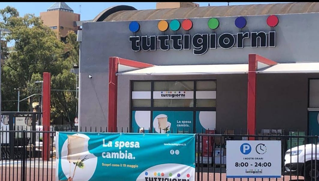 Non vuole pagare la spesa e nasconde 2 coltelli: 33enne di Muravera arrestato a Cagliari