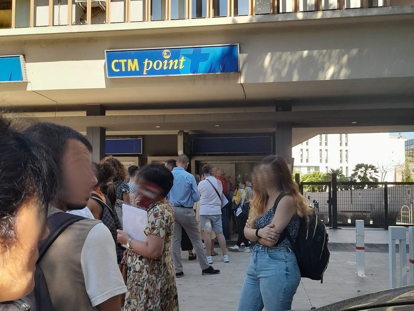 Bonus trasporti e abbonamenti, in fila per ore sotto il sole al Ctm point di Cagliari: studenti in rivolta