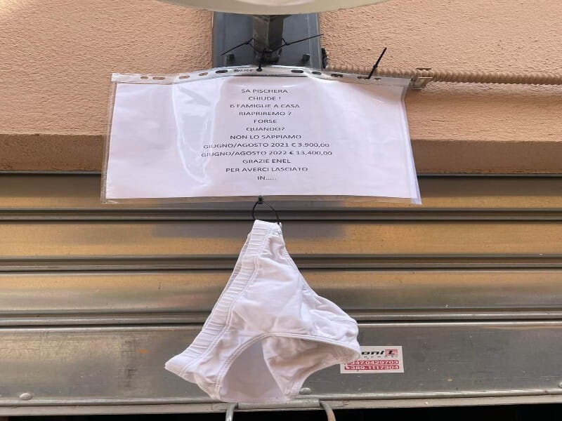 Cagliari, bolletta della luce aumentata del 400%: ristorante chiude e appende le mutande alla serranda