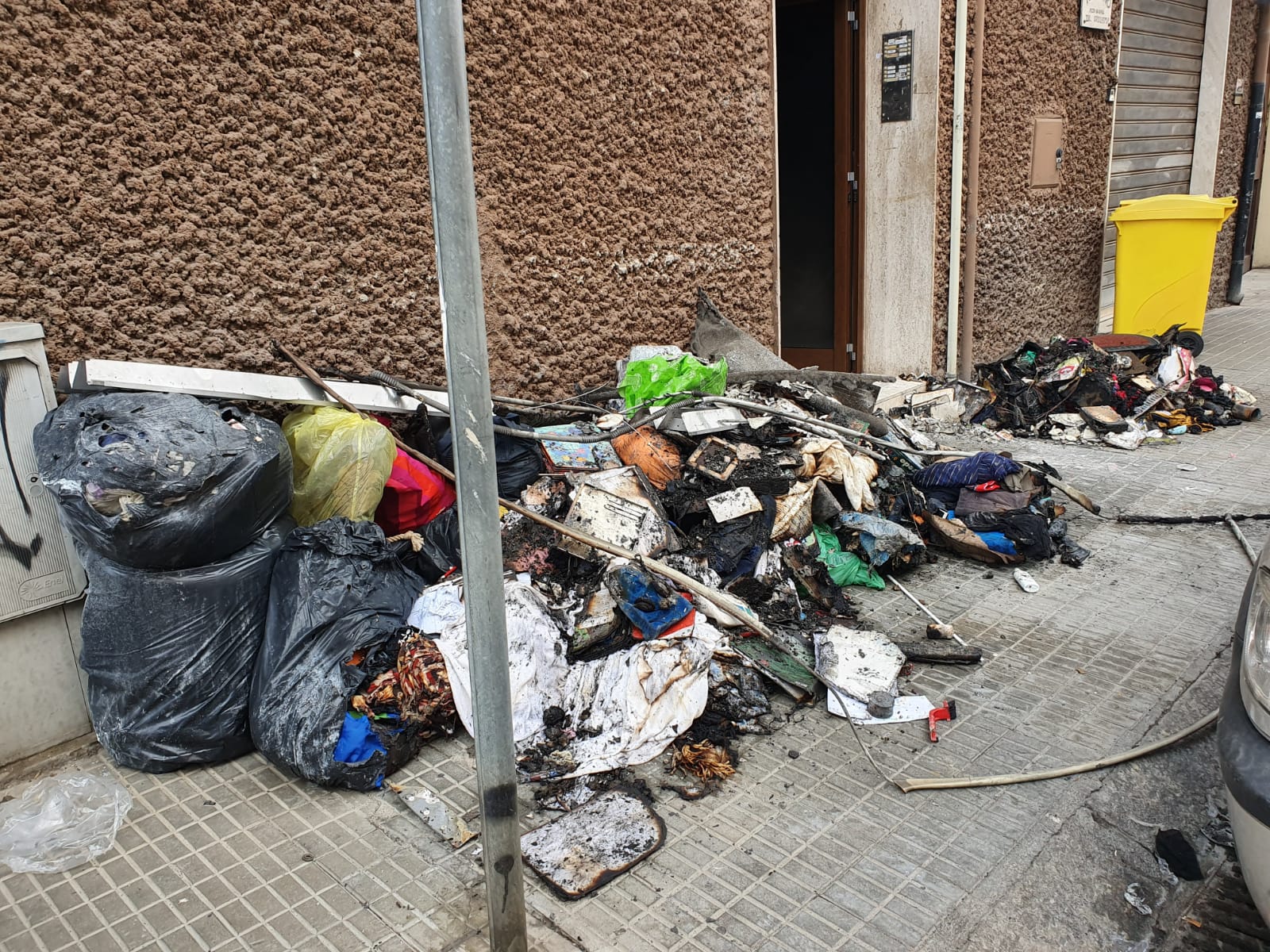 Cagliari, fuoco in un palazzo di San Michele durante un trasloco: discarica di oggetti bruciati sul marciapiede
