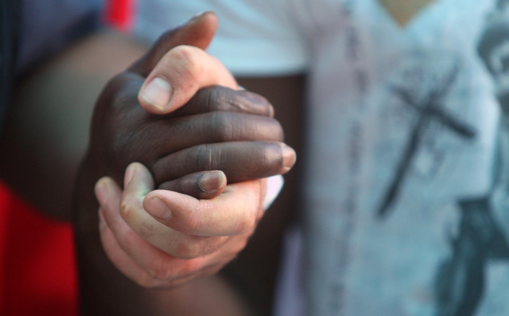 Pakistano in lacrime in piazza del Carmine col figlio denutrito: “Sono un perseguitato, aiutatemi”