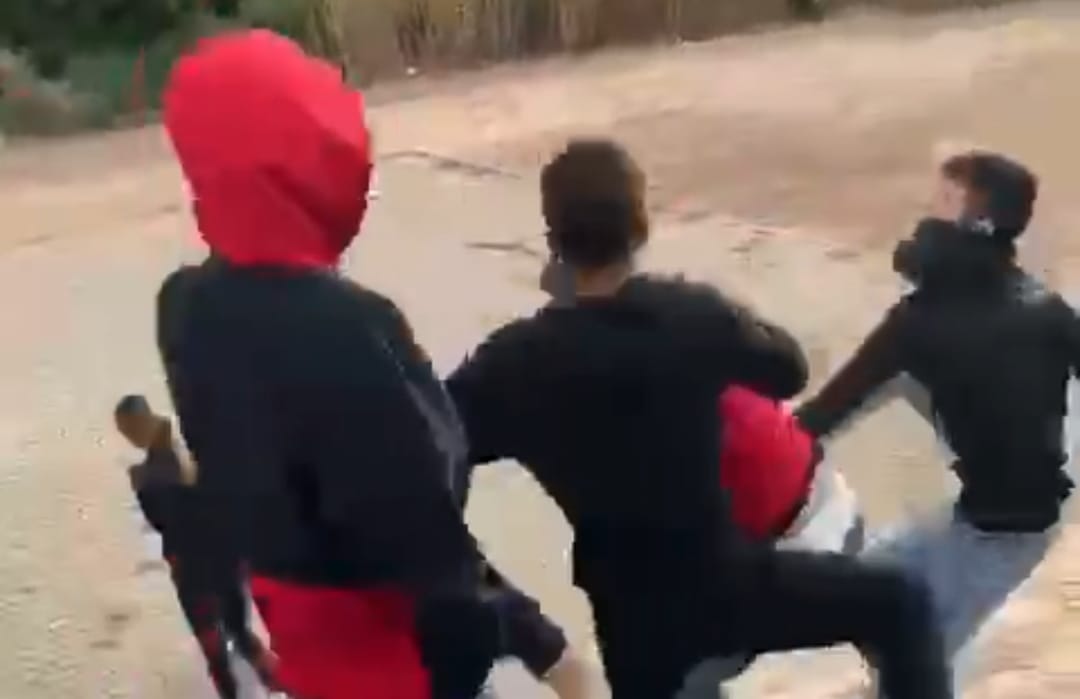 Rissa all’uscita di scuola, il video virale dalla Sardegna alla ribalta nazionale