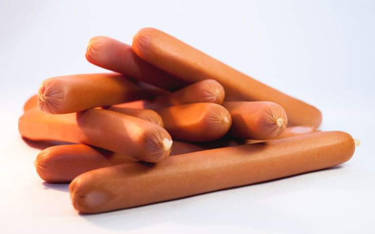 Tre morti e 66 persone in ospedale, ritirati wurstel dai supermercati