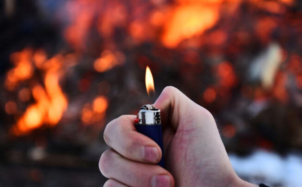 Cagliari, appicca il fuoco con un accendino in via Dei Conversi: arrestata una 61enne