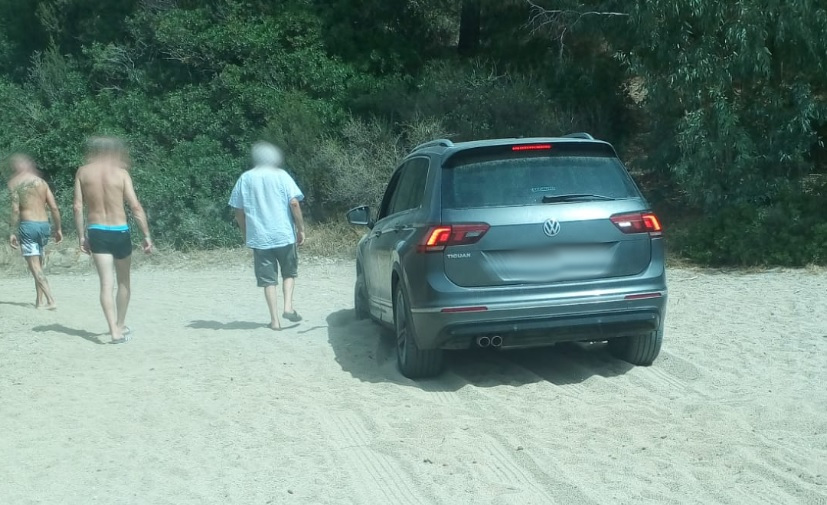 Chia, sconcerto a Su Portu: “Un’auto ha superato il divieto ed è arrivata sino alla spiaggia”