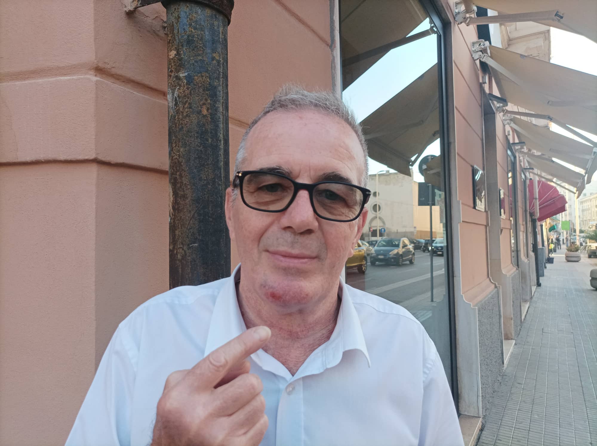 Cagliari, barista si lamenta per la pipì del cane: “Aggredito e preso a pugni dal padrone”