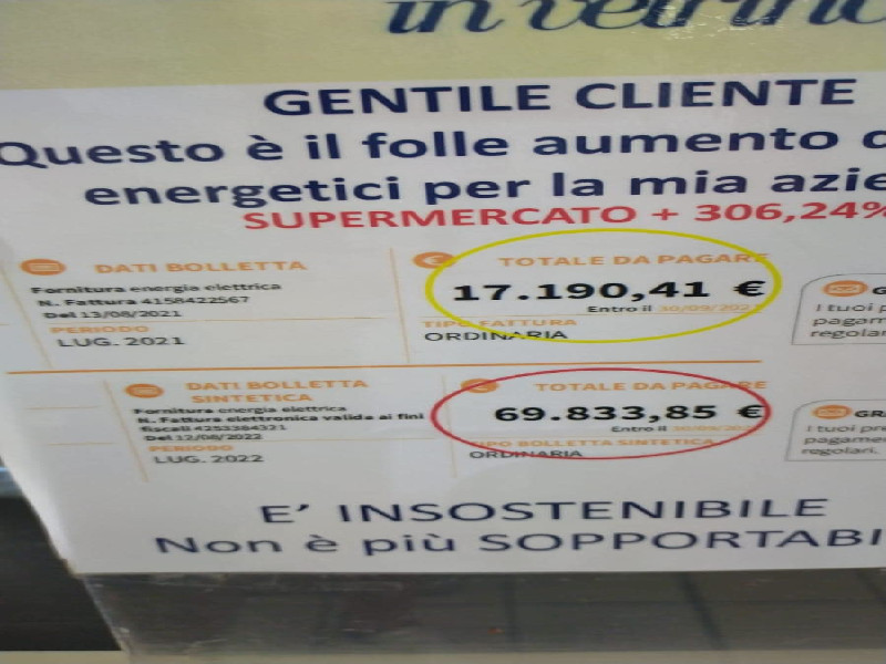 Tortolì, il cartello choc alla Conad: “Ecco la folle bolletta passata da 17mila a 69mila euro”