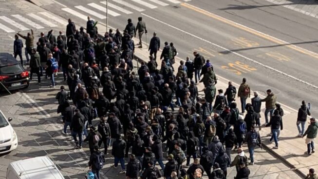 Violenze, armi e corteo con insulti nel centro di Cagliari: Daspo per 21 ultras del Napoli