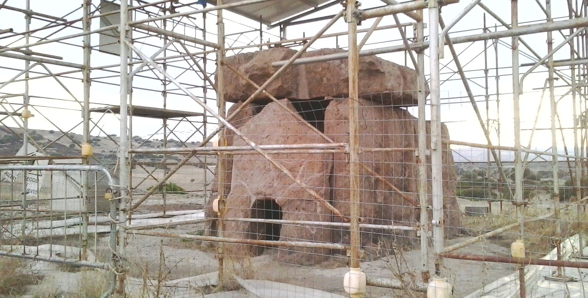 Incredibile in Sardegna: il Dolmen di Mores ingabbiato, le vacche pascolano e defecano sullo storico monumento