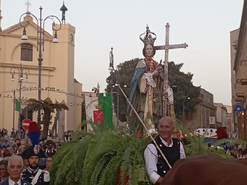 Launeddas e tanta commozione, Quartu riabbraccia la sua patrona: in migliaia per Sant’Elena