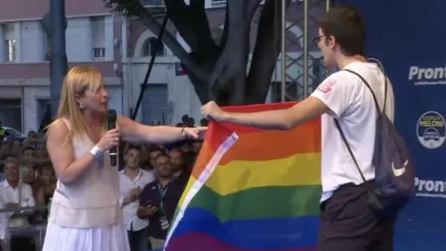 Denunciato il contestatore della Meloni, il liceo Fois di Cagliari si complimenta: “Coraggio e creatività”