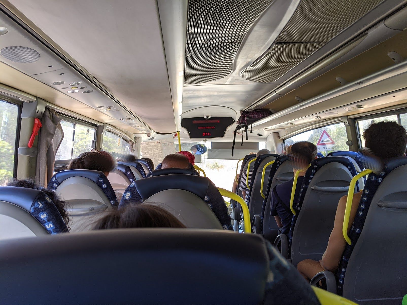 Bus troppo pieni, tanti studenti lasciati a terra: fioccano le proteste da Sestu a Capoterra