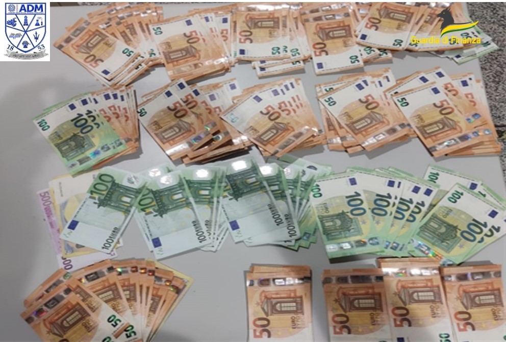 Elmas, tenta di imbarcarsi con 20mila euro non dichiarati: senegalese nel mirino della Dogana