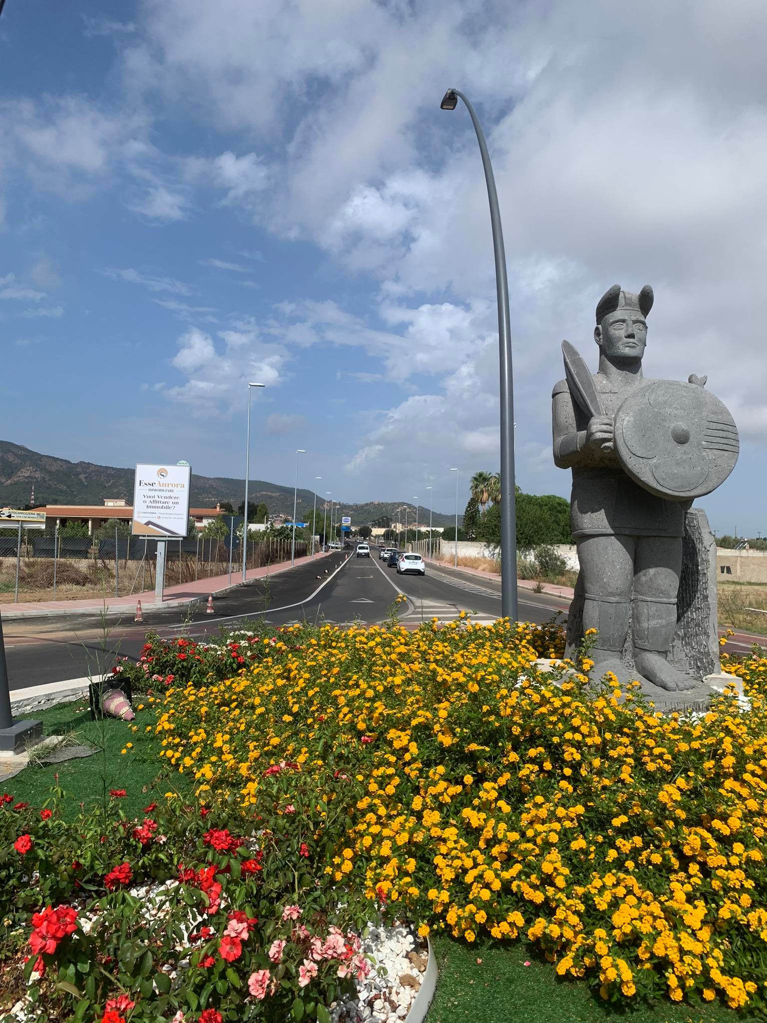 Capoterra: maxi pista ciclabile dal centro storico al litorale, e il guerriero nuragico vigila sugli automobilisti