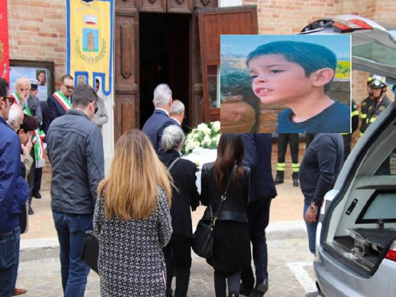 Rose e sigle dei cartoni per l’addio a Mattia, il bimbo di origine sarda morto nell’alluvione