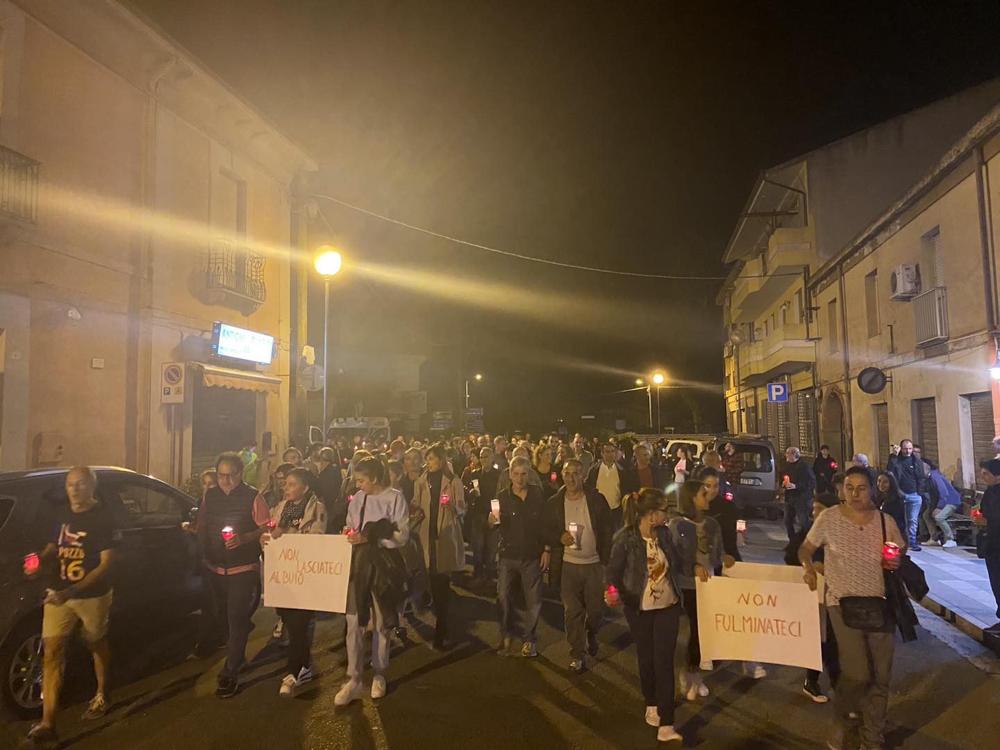 Bollette choc, a San Gavino Monreale protesta silenziosa con i ceri: “Non fulminateci”