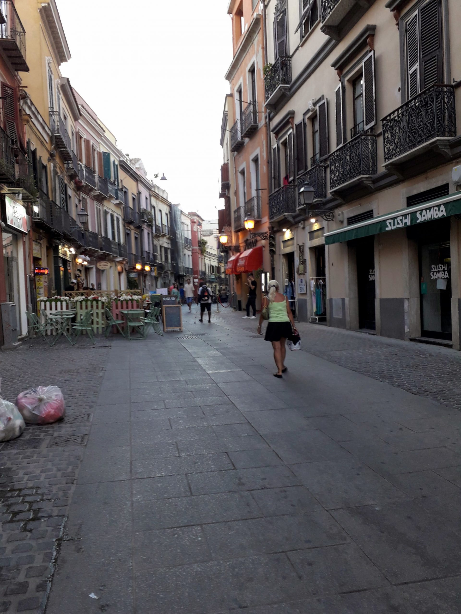 “Cagliari, i ristoratori del Corso piangono per le bollette salate ma lasciano accese le luci anche di giorno”