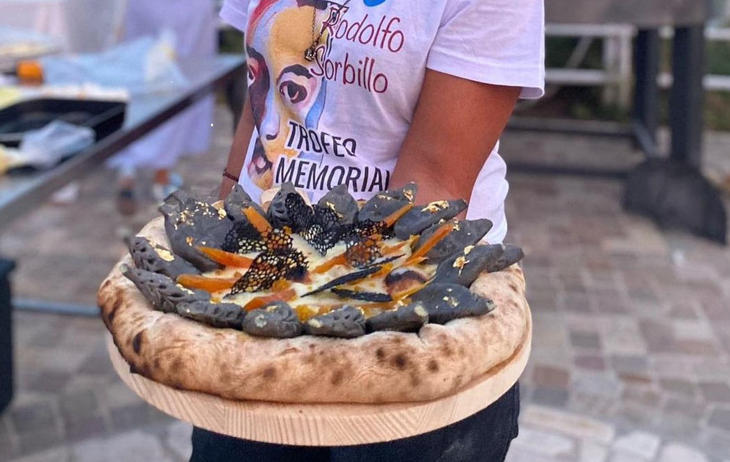 Pizza dedicata a Elisabetta II, pizzaiola cagliaritana vince il premio “Sorbillo” in Campania