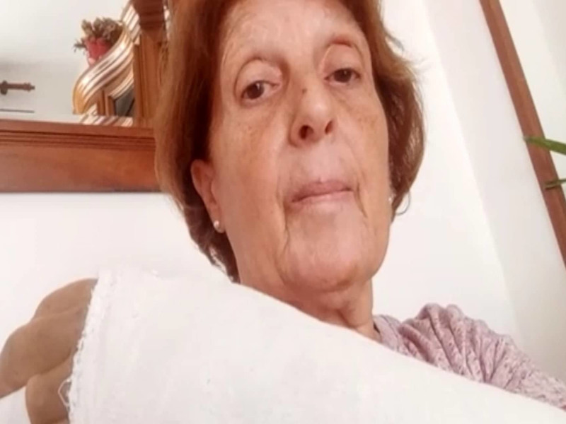 Cade e si frattura a Cagliari: “Colpa di un cartello provvisorio da 3 anni, chiederò i danni”