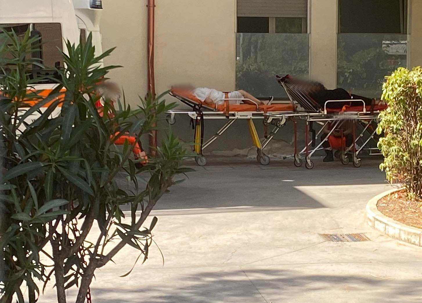 Diciassette pazienti in visita e 18 in attesa, al Ss. Trinità le attese sulle barelle in cortile