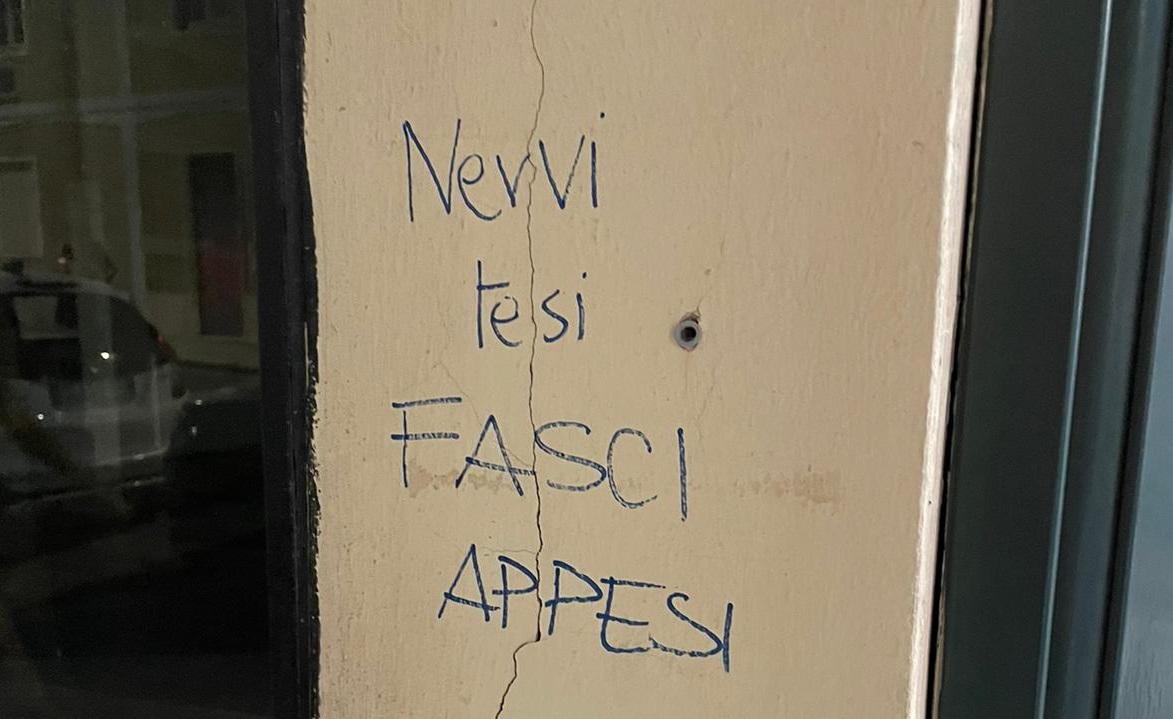 Tensione a Cagliari, scritte minacciose nella sede di Fratelli d’Italia in via Alghero