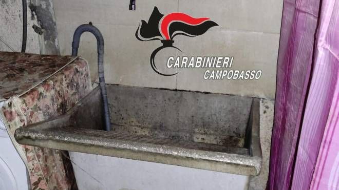  Una donna segregata in casa per 22 anni del fratello e della cognata: liberata dai carabinieri