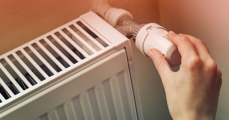 Poco gas e a prezzi stellari, primi razionamenti: termosifoni giù di due gradi e per due ore in meno